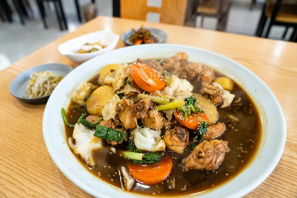Một đĩa Andong jjimdak với gà, rau và miến