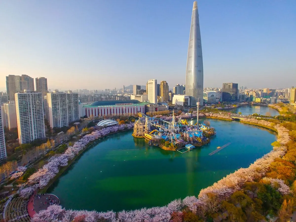 Lotte World Tower über Seokchon Lake und der Skyline von Jamsil