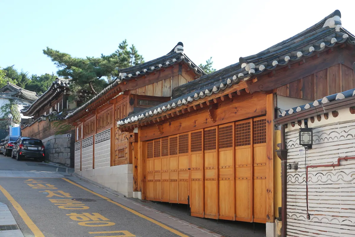 Casas tradicionales hanok en una calle de Bukchon