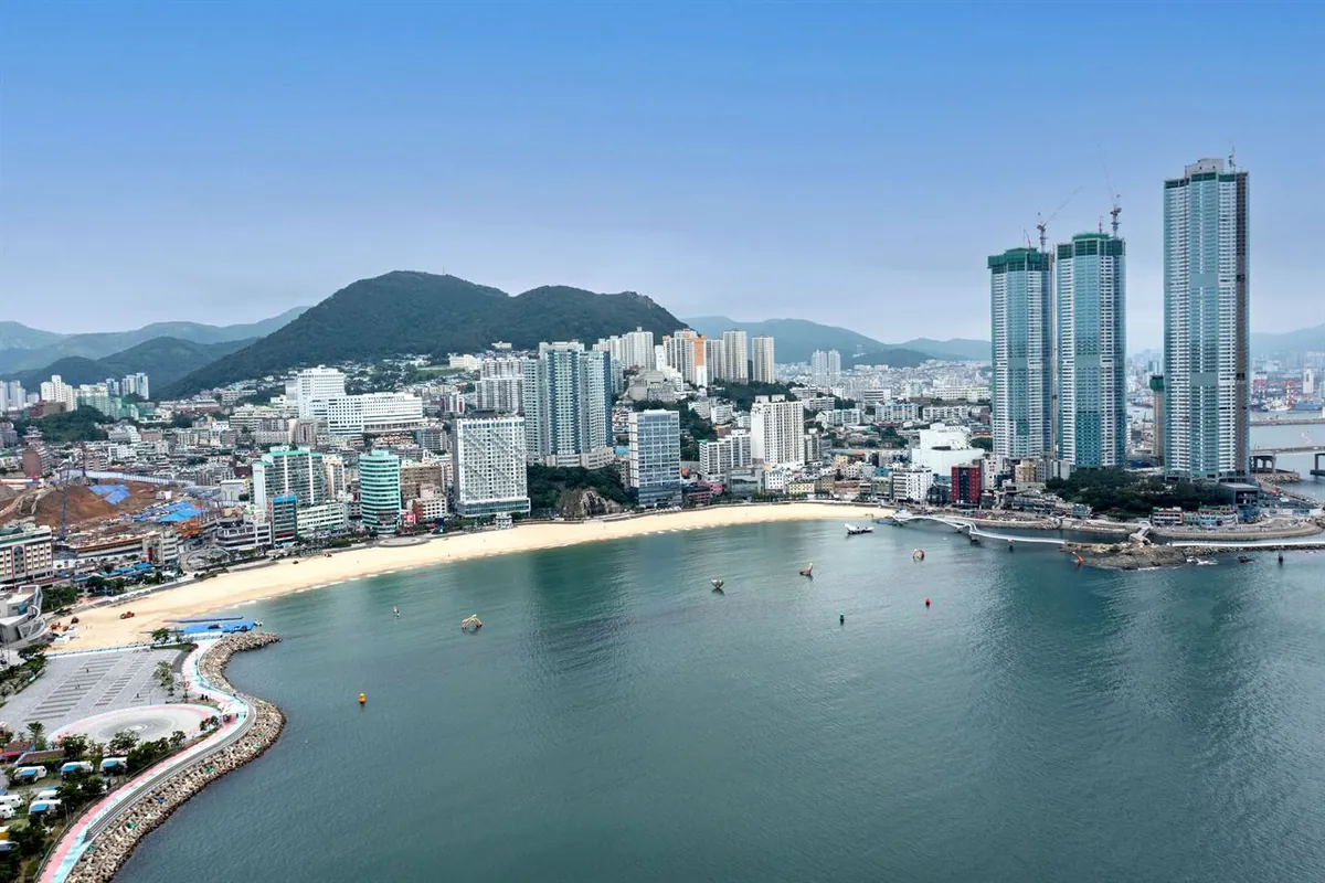 หาดทรายโค้งและอาคารริมน้ำของหาดซงโดในปูซาน