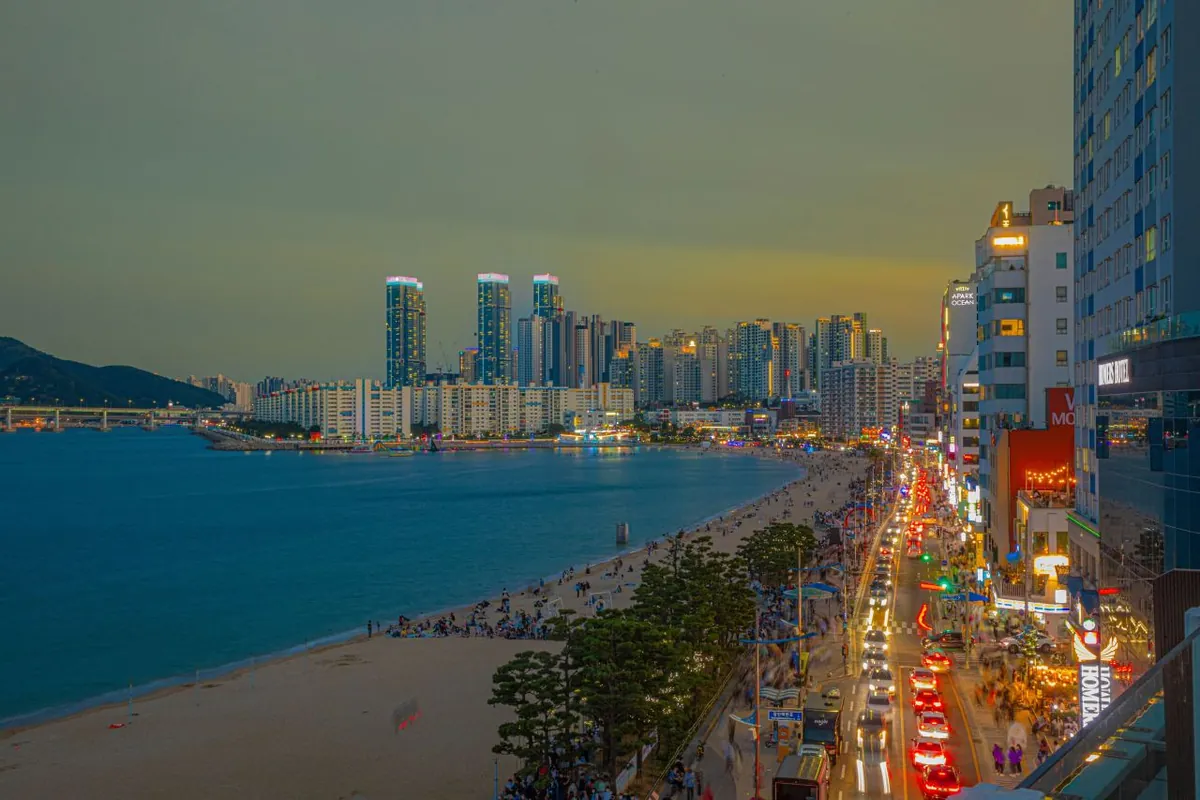 หาดและถนนริมน้ำควังอัลลีช่วงพลบค่ำ