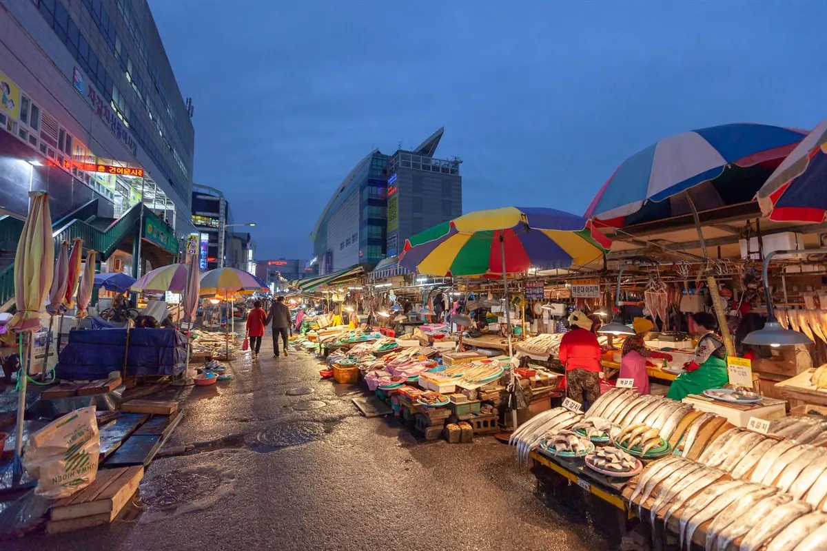 อาหารทะเลวางขายใต้ร่มหลากสีที่ตลาดจากัลชี