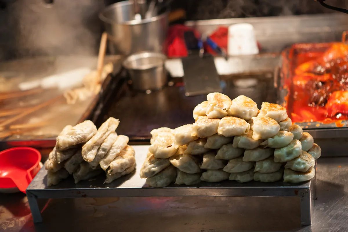 Các món ăn vặt đang được chế biến tại quầy đồ ăn ở BIFF Square, Busan