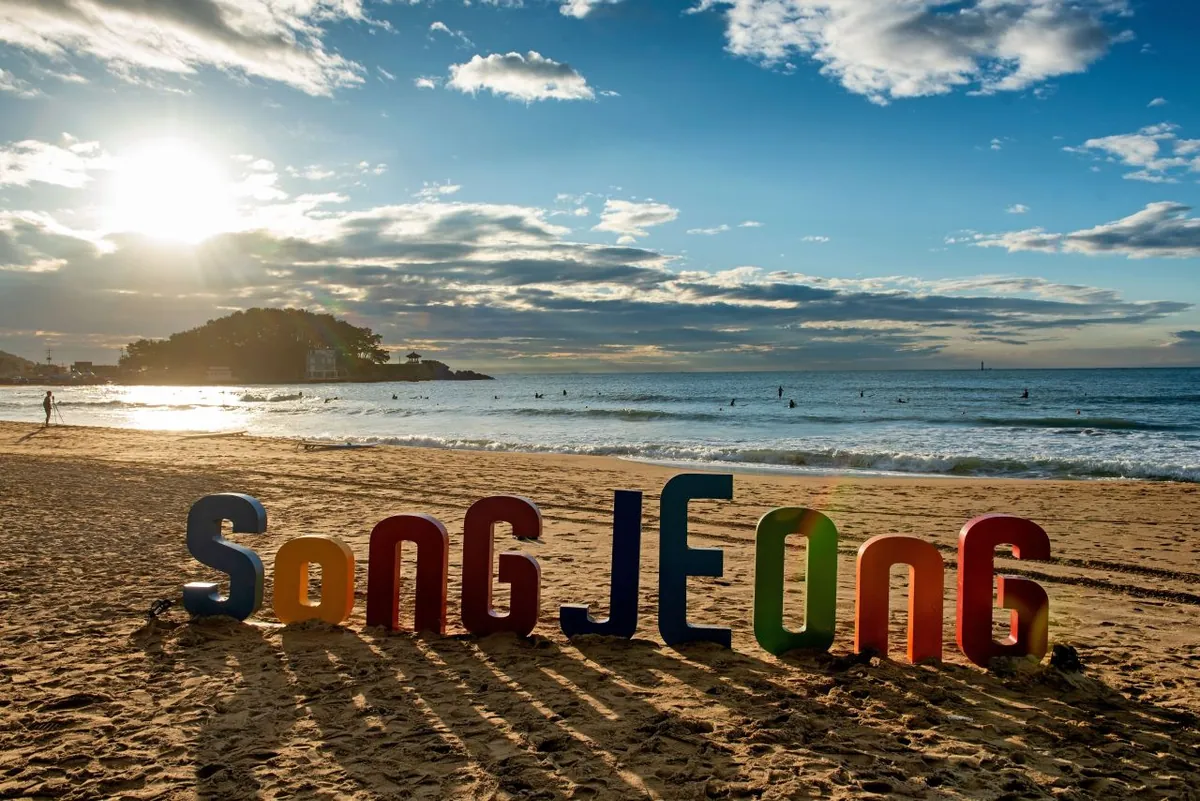 Chữ Songjeong nhiều màu trên bãi cát Busan dưới trời buổi tối