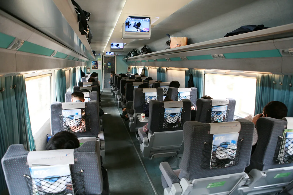 Ghế và giá hành lý phía trên bên trong toa tàu KTX