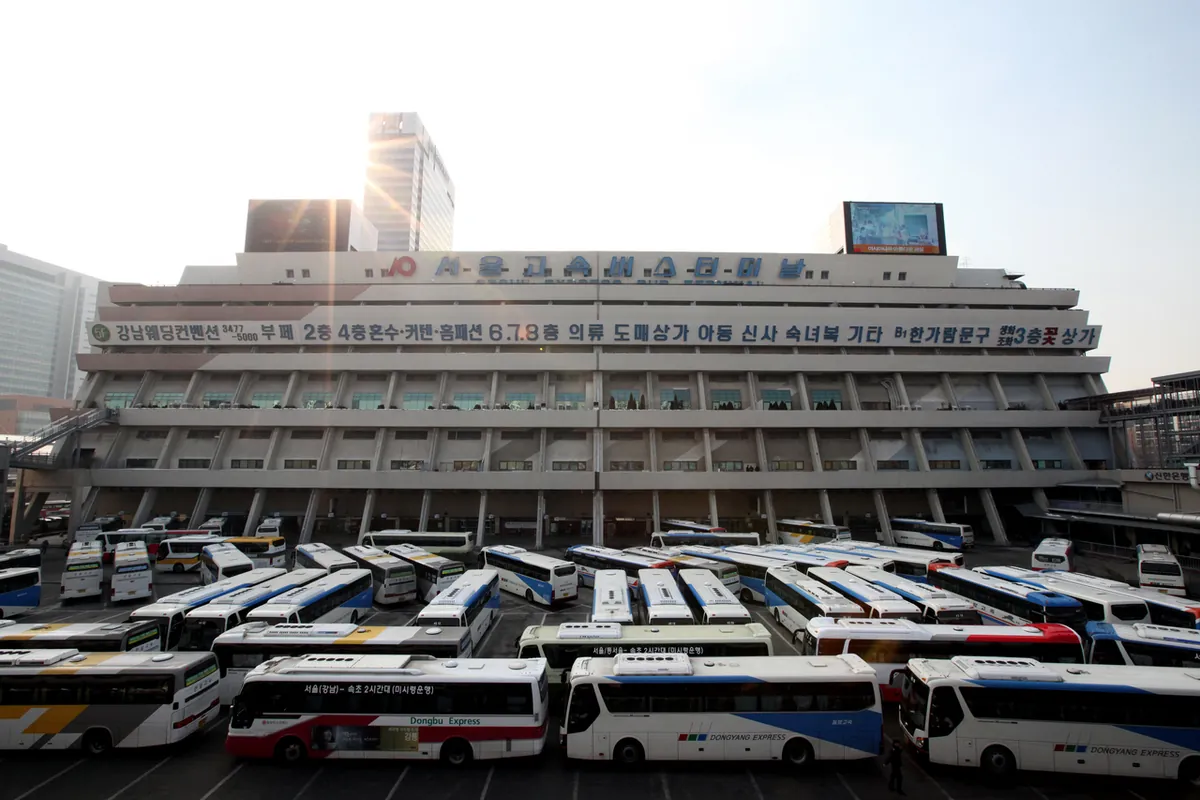Các hàng xe khách liên tỉnh trước tòa nhà Seoul Express Bus Terminal