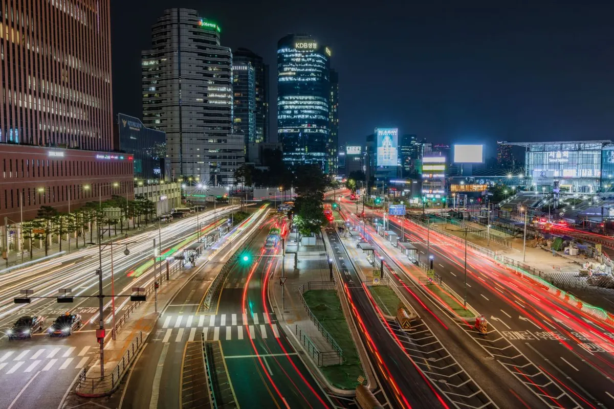 ช่องทางรถเมล์ ทางม้าลาย และอาคารสำนักงานหน้าสถานีโซลตอนกลางคืน