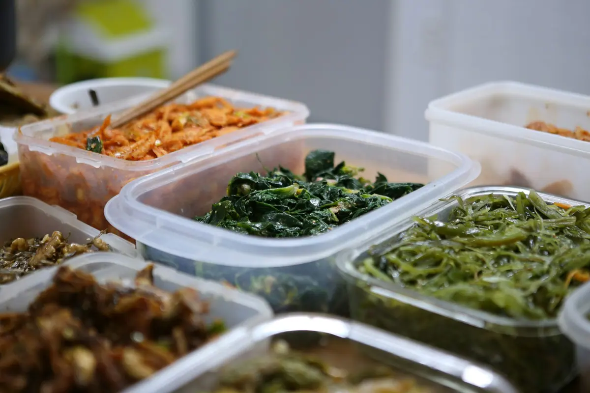 Platos coreanos de acompañamiento, banchan, servidos en recipientes pequeños