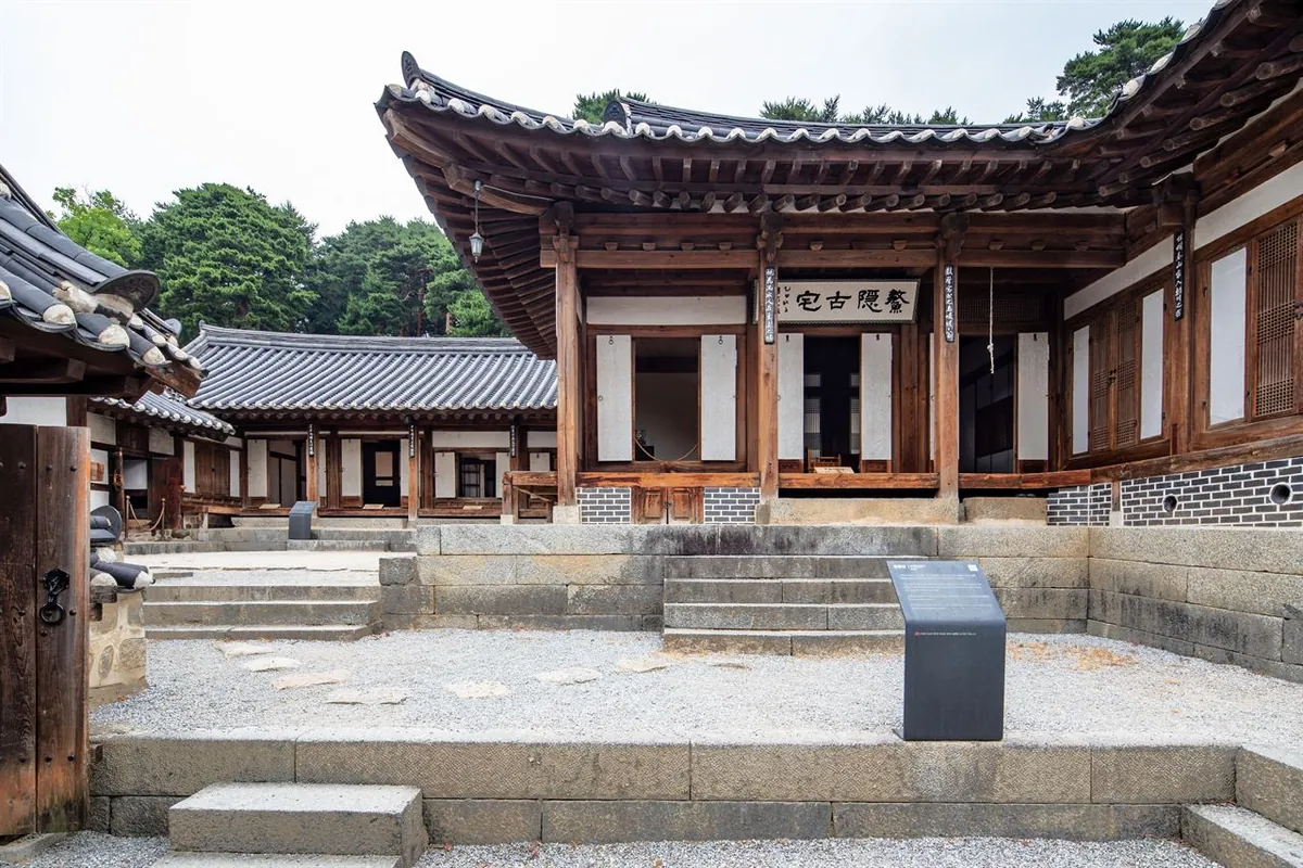 Các tòa hanok gỗ quanh sân tại Seongyojang Gangneung