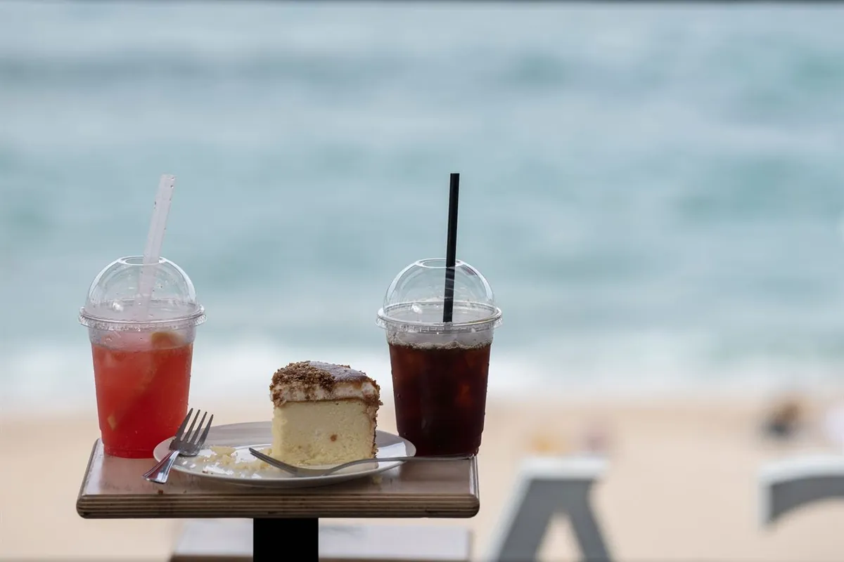 安木海岸を望むテーブルに置かれたアイスコーヒーとケーキ