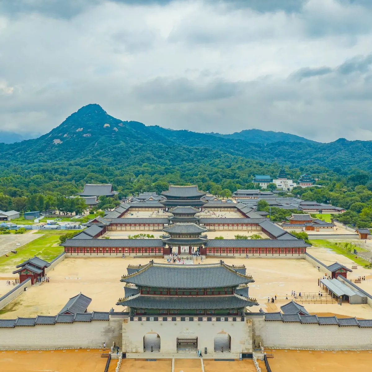 Cổng và sân rộng cung Gyeongbokgung dưới núi Seoul