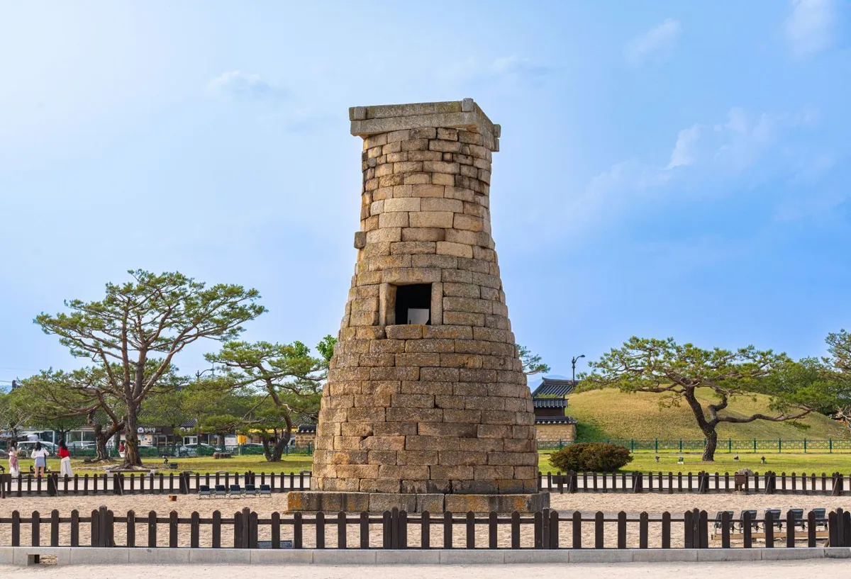 Tháp đá Cheomseongdae trong cảnh quan lịch sử Gyeongju rộng mở