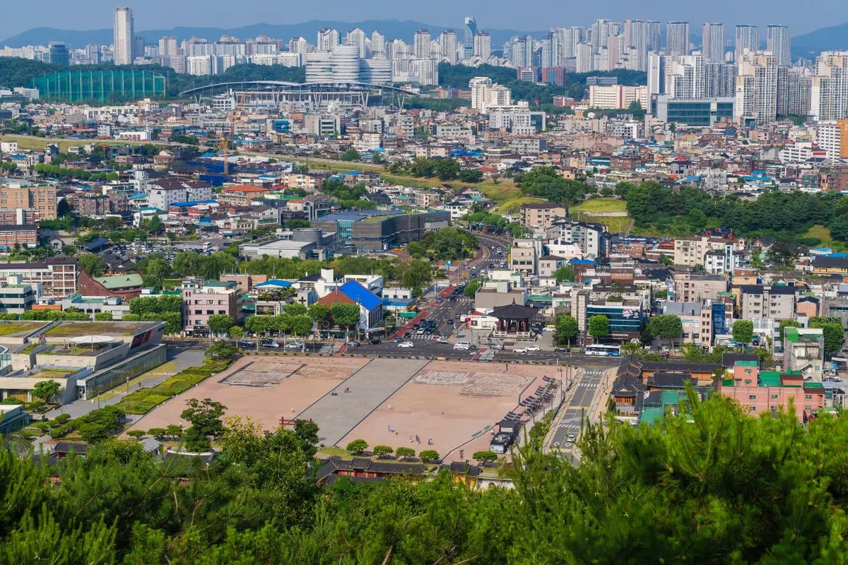 Quảng trường Haenggung và phố thấp tầng Suwon xung quanh nhìn từ trên cao