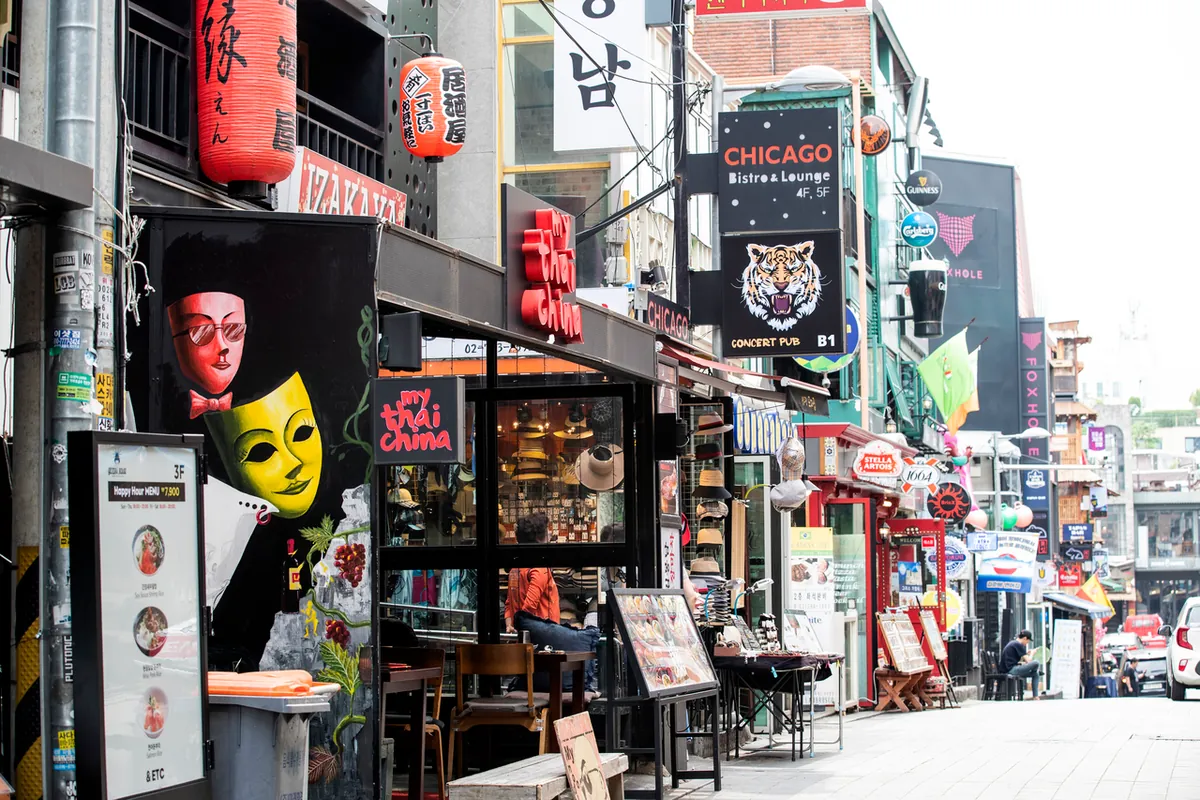 ป้ายร้านอาหารตามถนนในอิแทวอน โซล