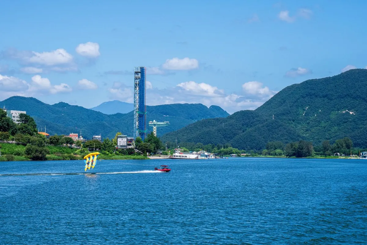 Sông Bukhangang xanh với tháp zip-wire cao trên bờ đất liền