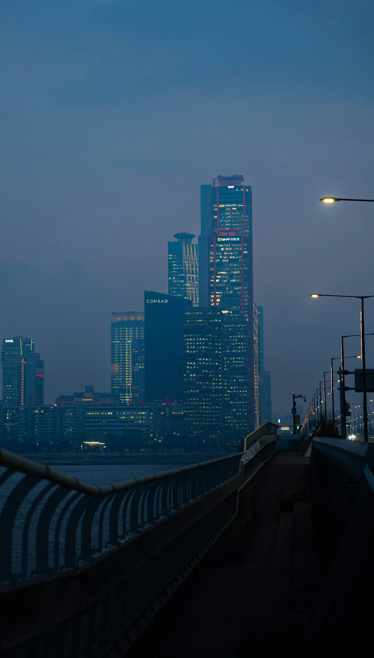 Rascacielos de Yeouido y panorámica de Seúl al anochecer