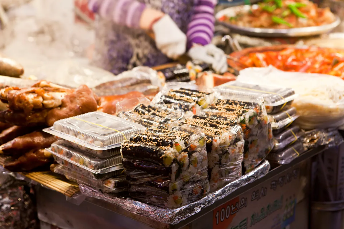 Kleine Gimbap-Rollen an einem Essensstand im Gwangjang-Markt