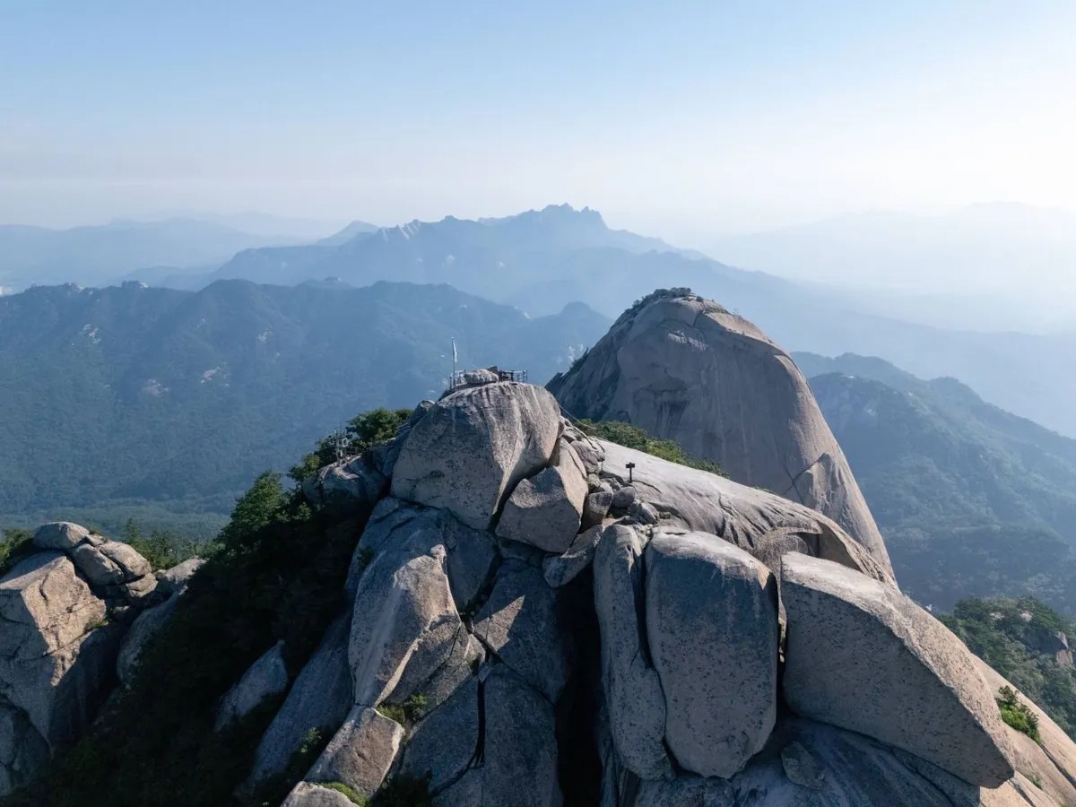 Crêtes de granit exposées et ville au loin dans Bukhansan