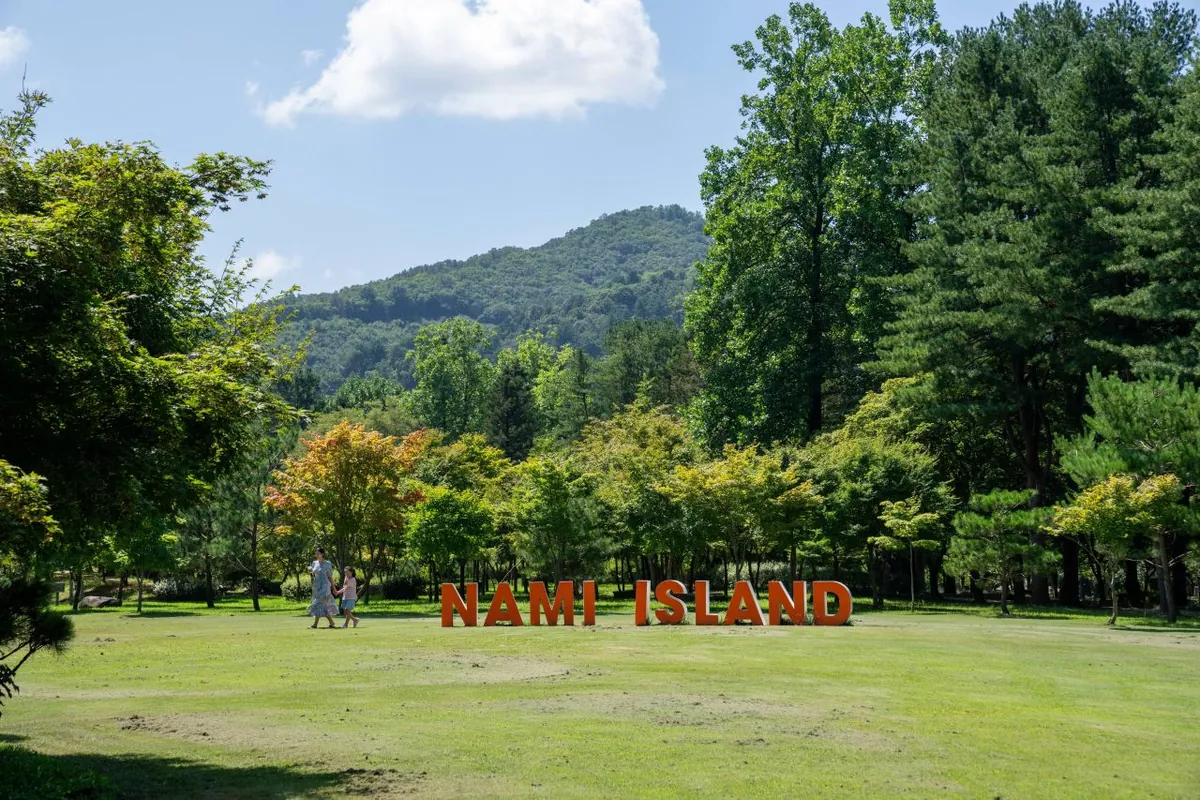 Pelouse ouverte et allées arborées sur l'île de Nami