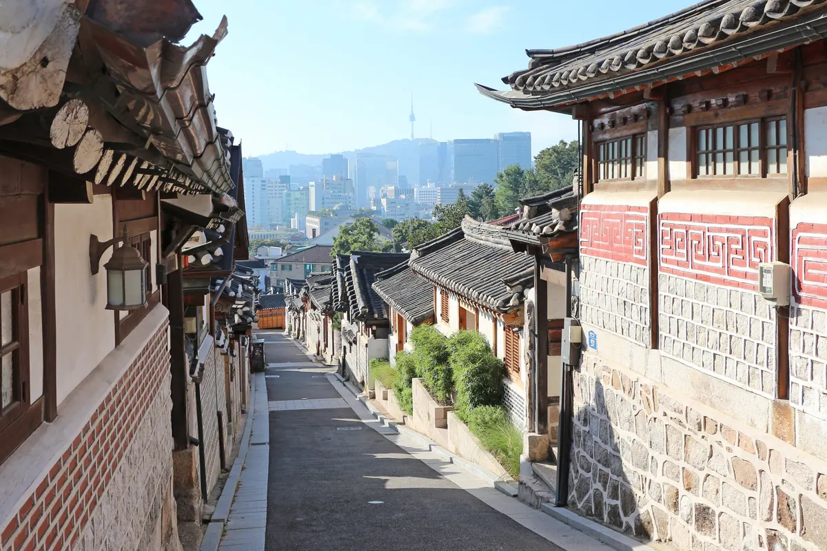 Eine Straße zwischen traditionellen Hanok-Häusern in Bukchon