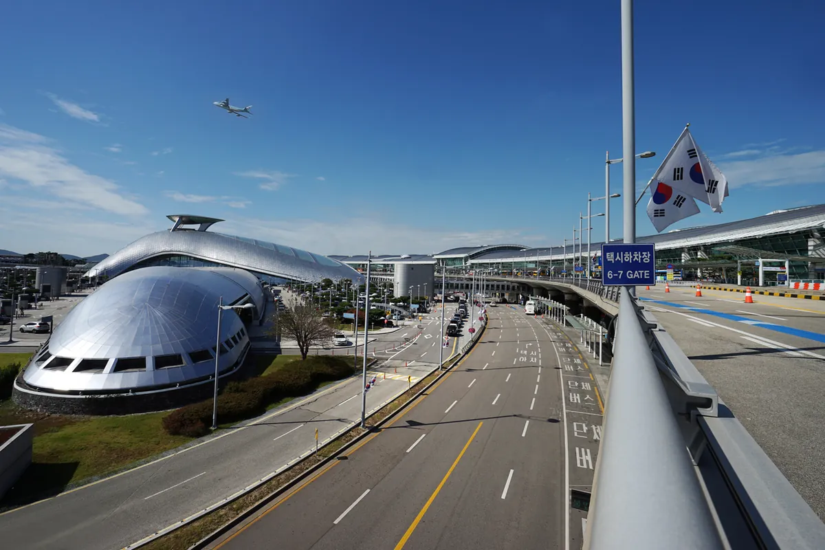 Các làn đường cạnh tòa nhà trung tâm giao thông cong tại Sân bay Incheon