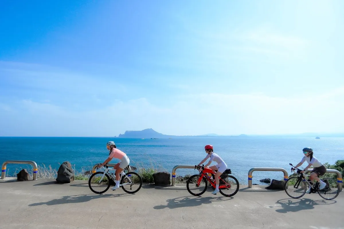 Radfahrende auf einer befestigten Küstenstraße auf Udo am Meer