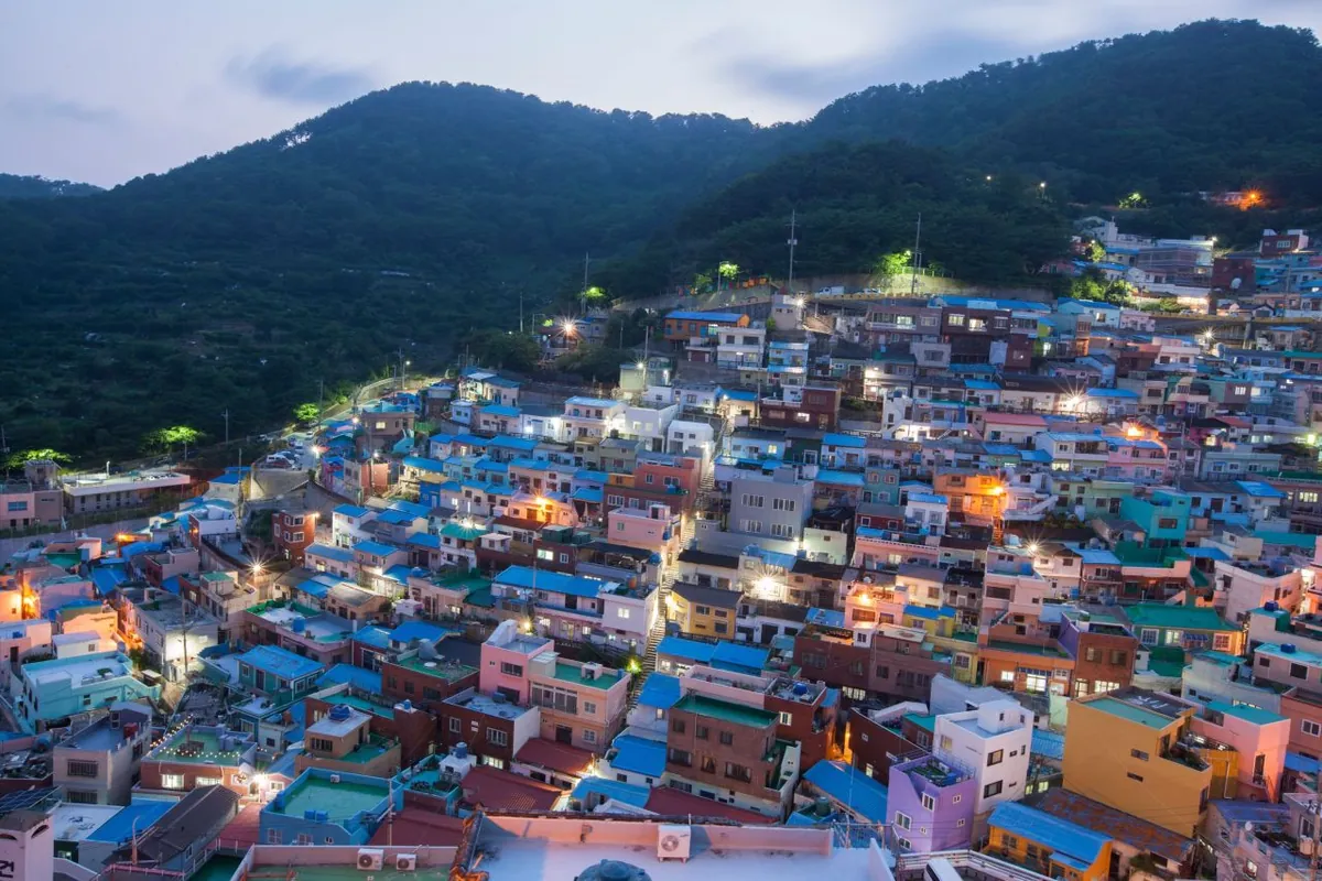 Nhà nhiều màu tụ trên sườn đồi Gamcheon Culture Village lúc chạng vạng