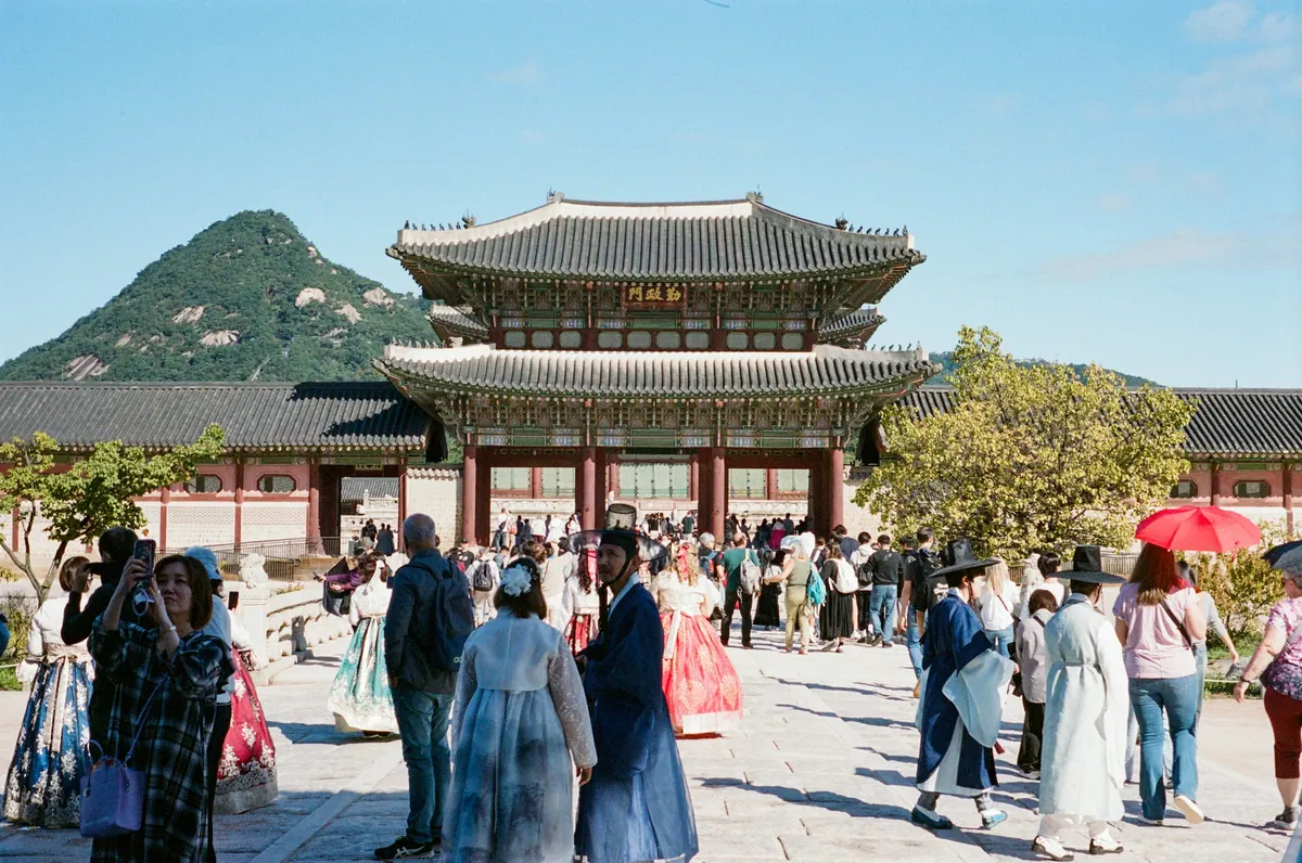 Visitantes vestidos con hanbok en el palacio Gyeongbokgung