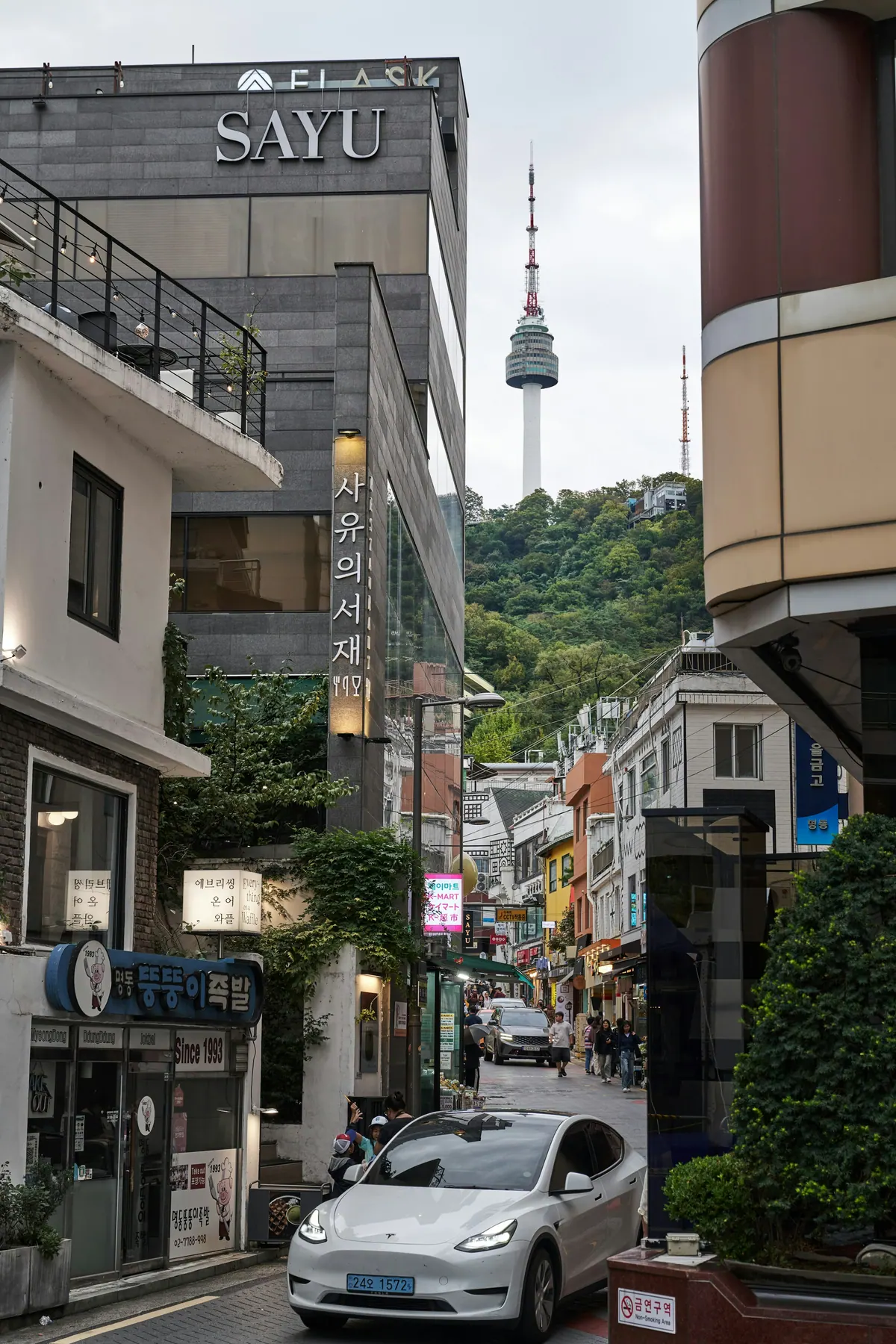 Una strada trafficata del centro di Seul vicino alla N Seoul Tower