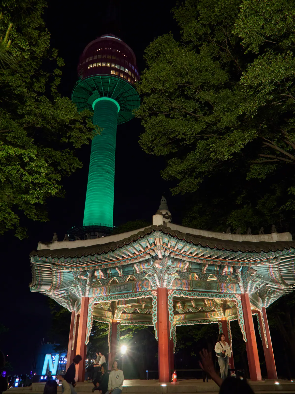 La N Seoul Tower detrás de un pabellón tradicional coreano de noche