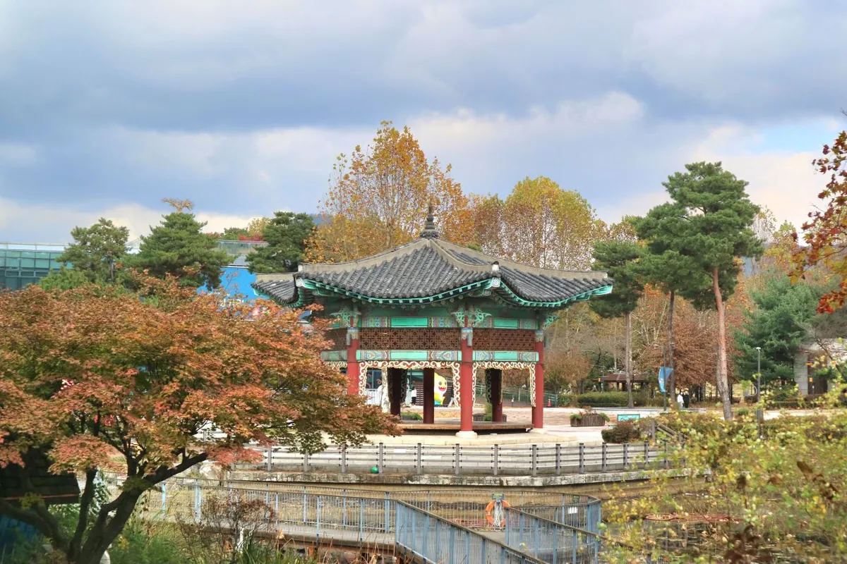ソウルこども大公園の紅葉した木々に囲まれた伝統的な東屋