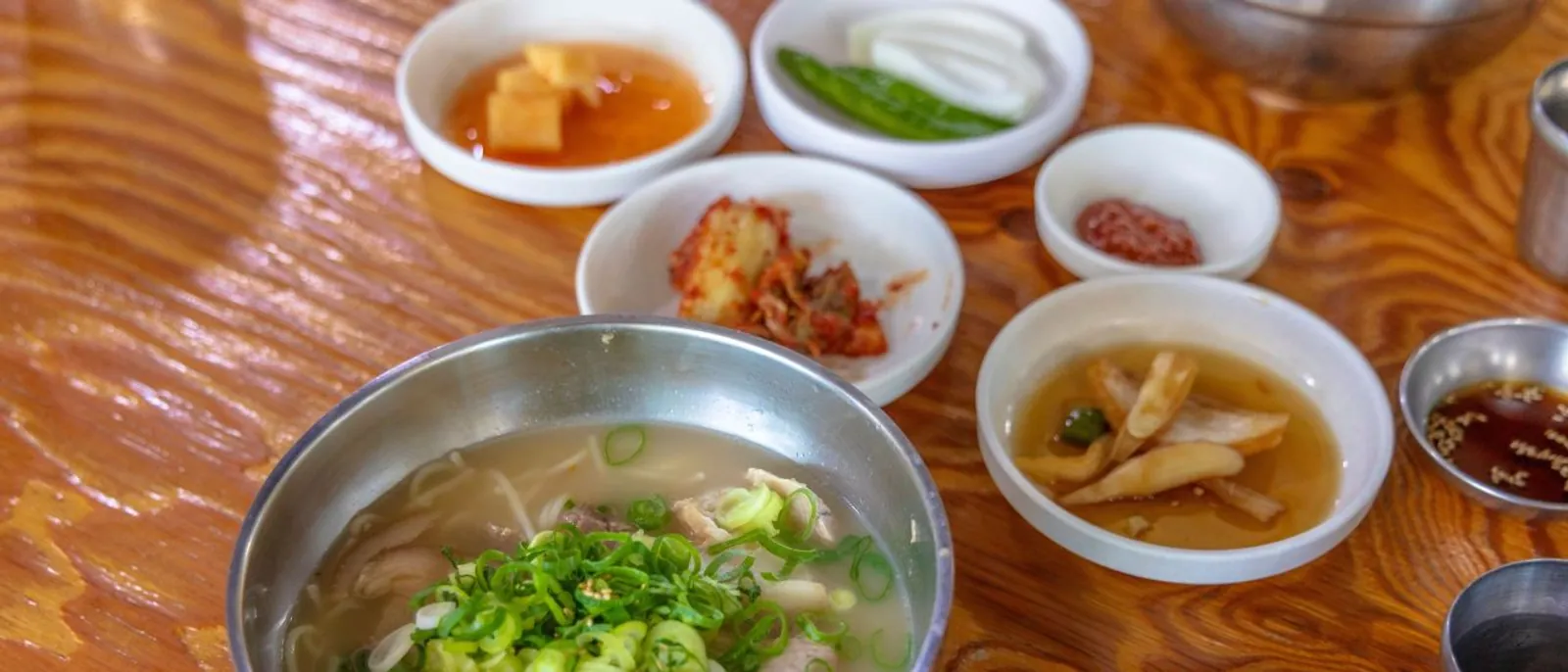 Isang mangkok ng gogi-guksu ng Jeju na may baboy at mga kasamang side dish