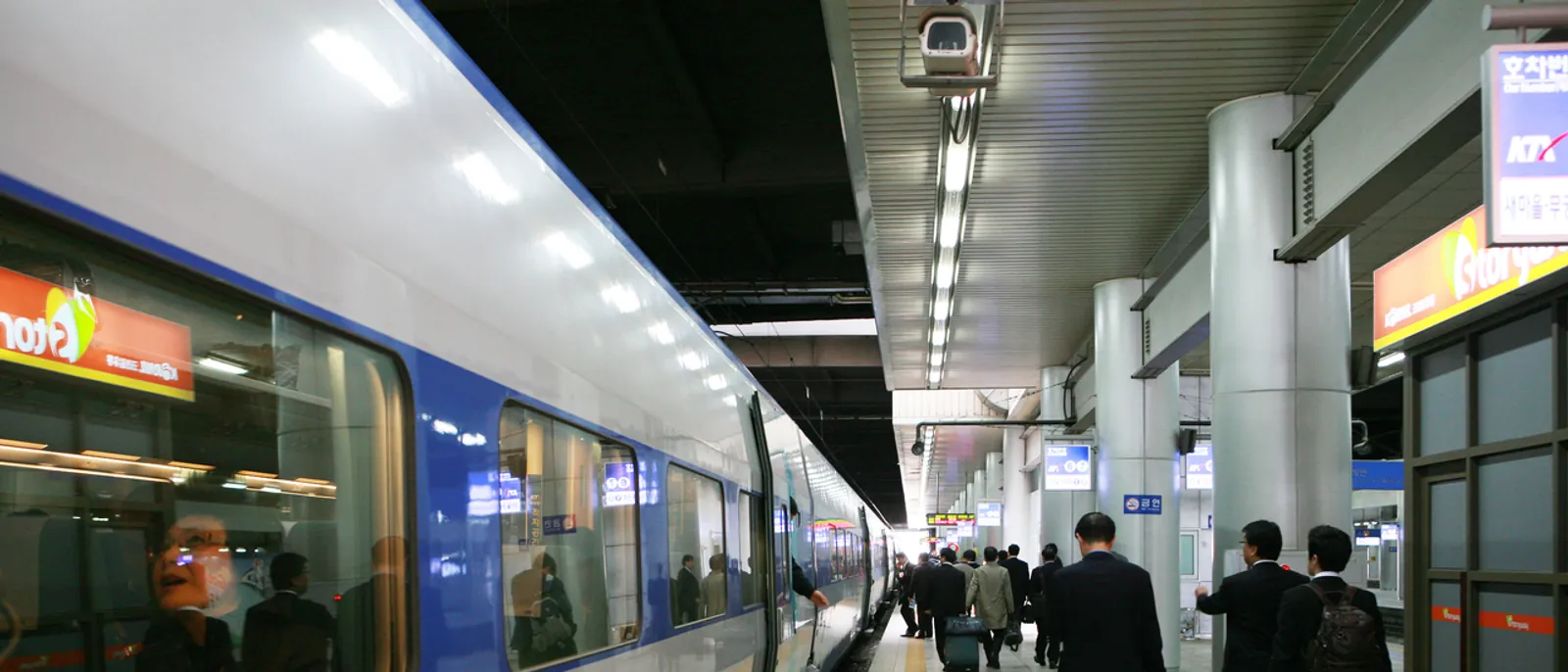 Un treno ad alta velocità KTX fermo al binario della stazione di Seoul